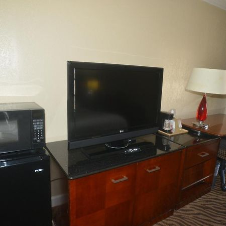 Hometown Inn & Suites タルサ エクステリア 写真