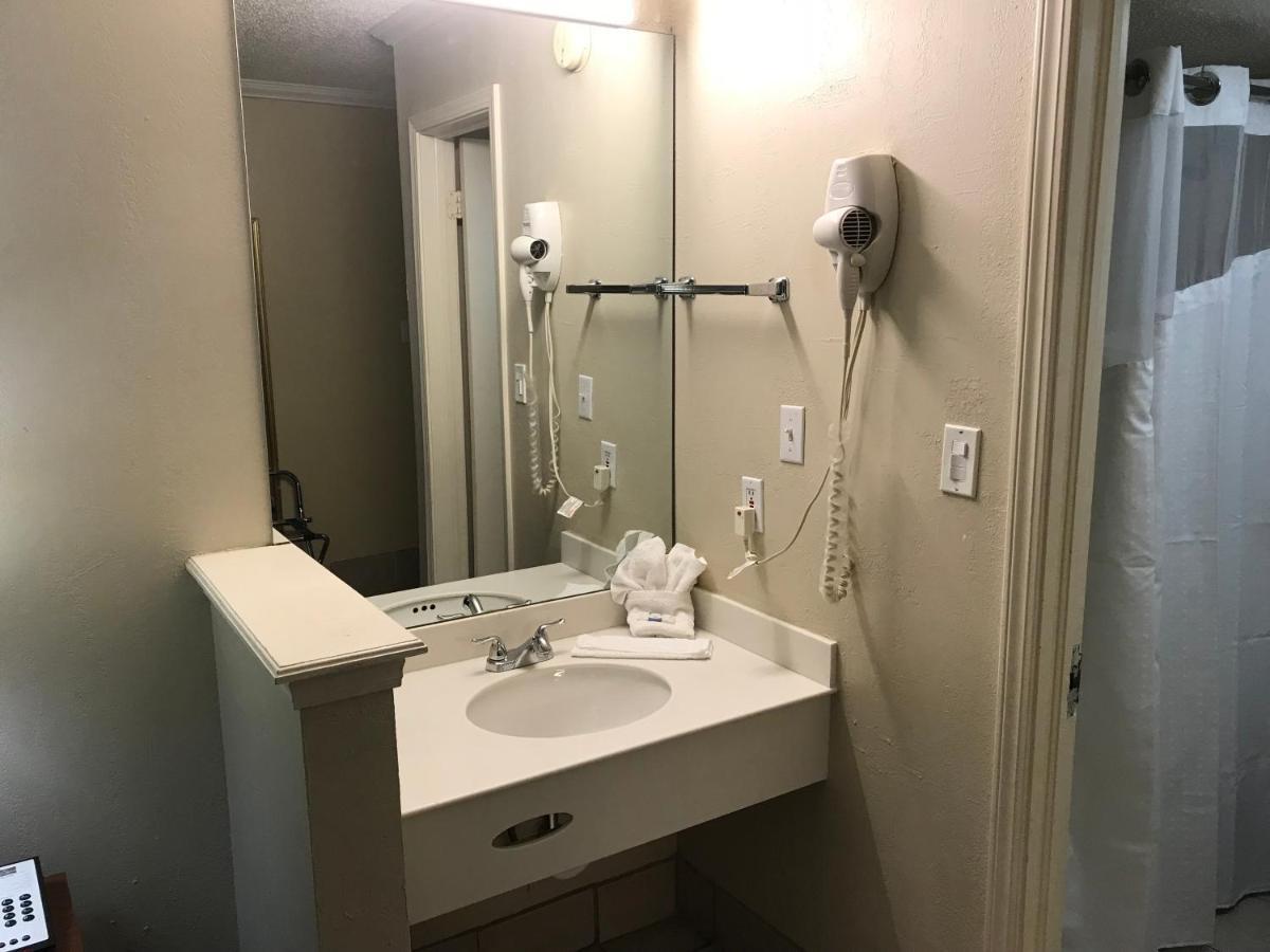 Hometown Inn & Suites タルサ エクステリア 写真