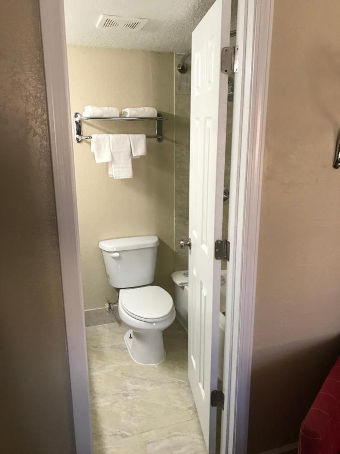 Hometown Inn & Suites タルサ エクステリア 写真