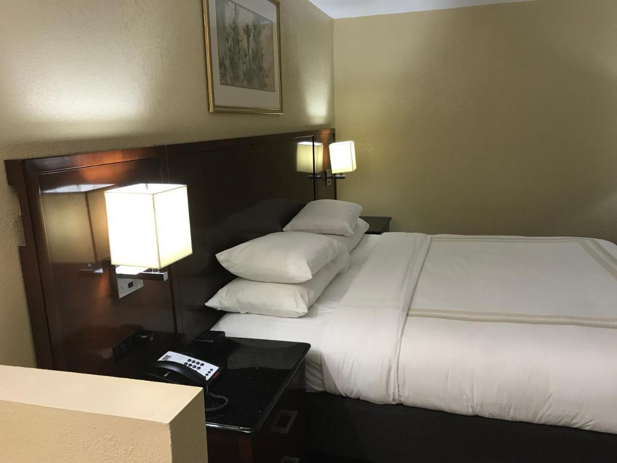 Hometown Inn & Suites タルサ エクステリア 写真