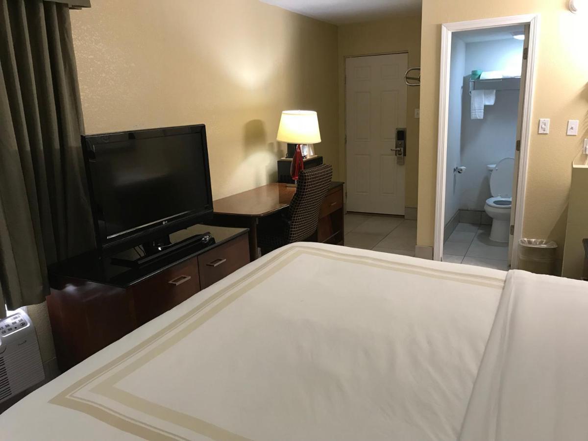 Hometown Inn & Suites タルサ エクステリア 写真